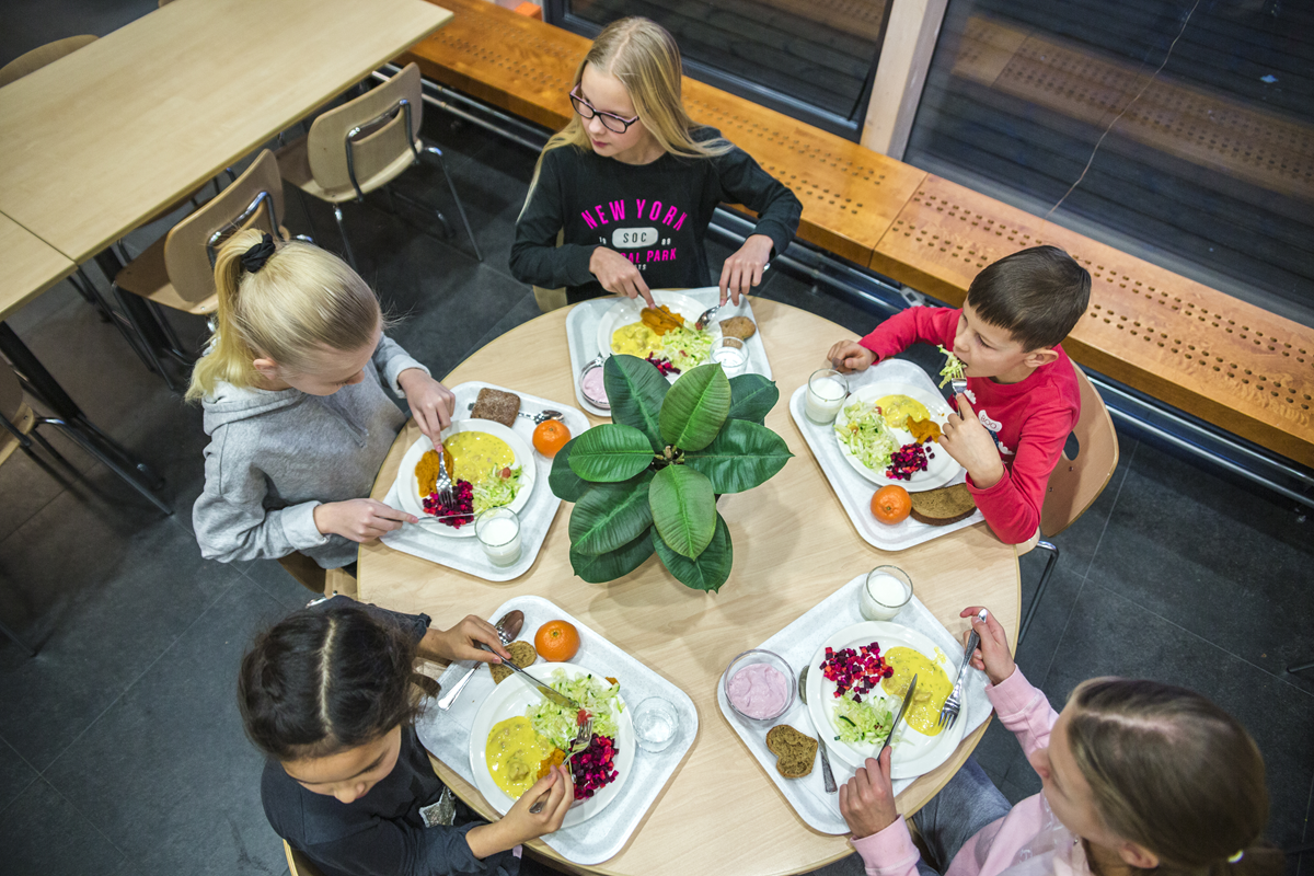 Oppilaat syömässä